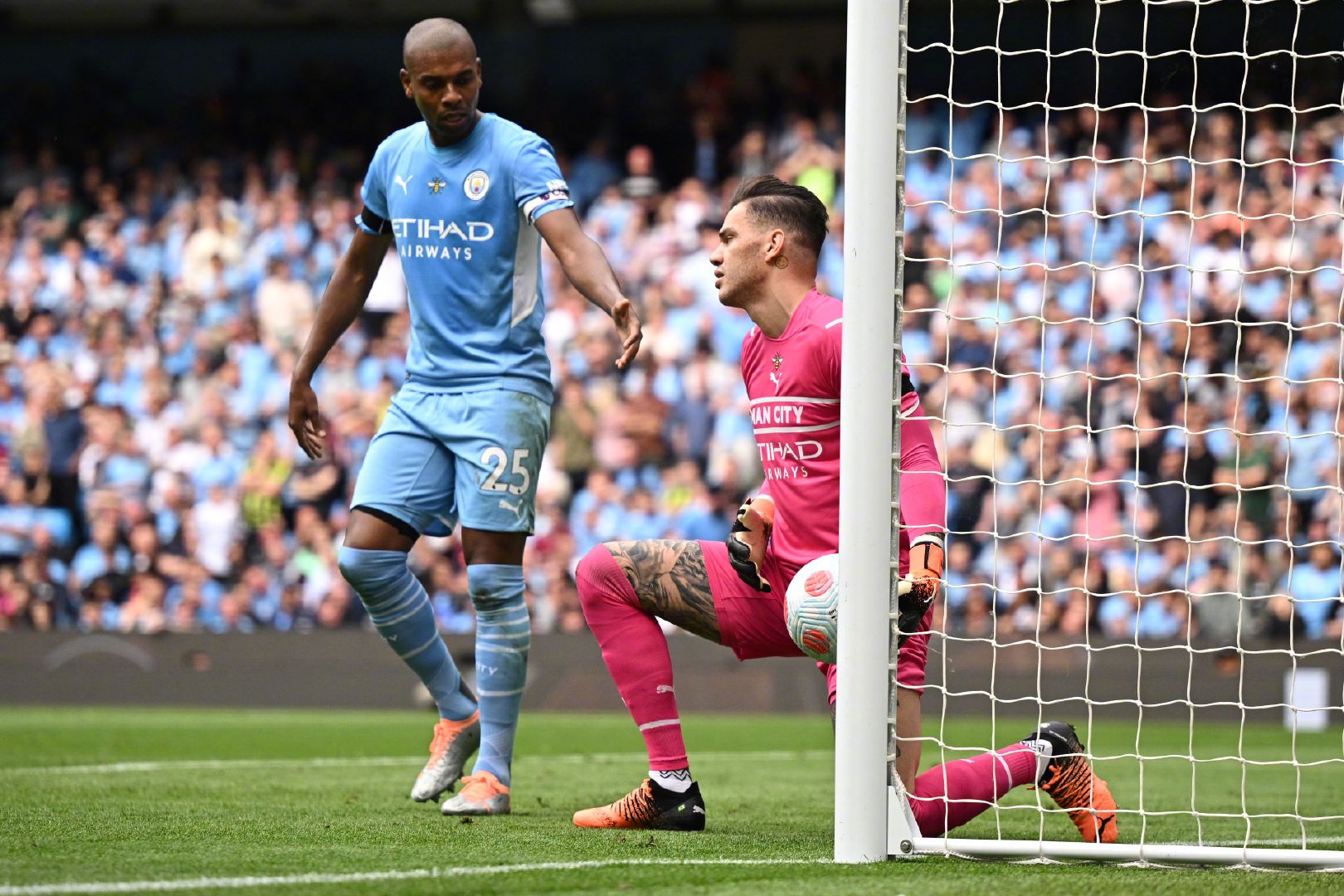 北京举行羽毛球比赛，曼联表现胶着的简单介绍