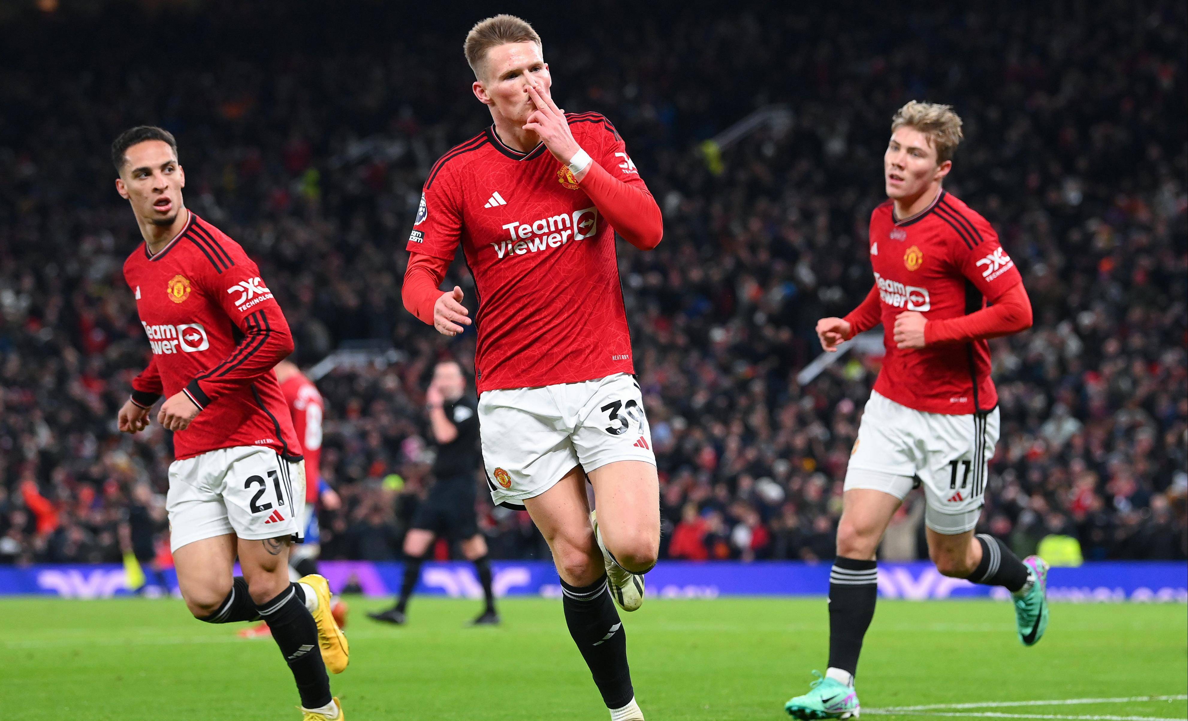 关于曼联主场大胜保持领先，努力为英超冠军而战的信息