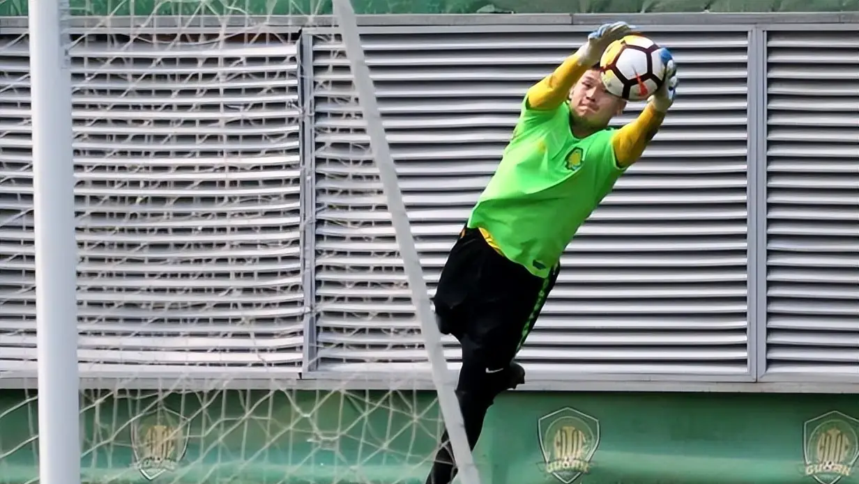 中东劲旅登场，展现出色球技征服球迷的简单介绍