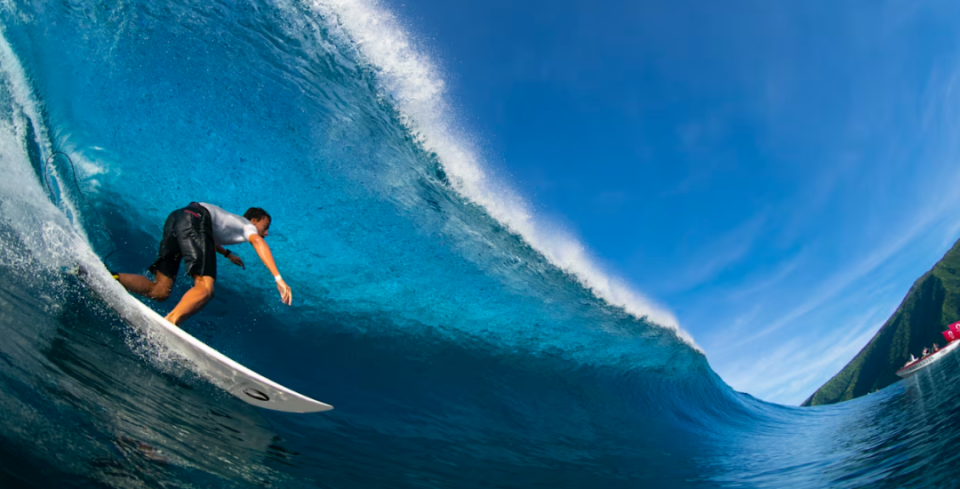 法属波利尼西亚冲浪选手高分获胜